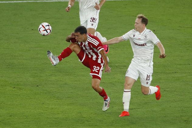 UEFA Europa League - Olympiacos FC vs Jagiellonia BiaÅ‚ystok - Santiago Hezze of Olympiacos FC in action against Anders Klynge of Jagiellonia BiaÅ‚ystok during the UEFA Europa League Phase matchday 1 soccer match between Olympiacos FC and Jagiellonia BiaÅ‚ystok at the Georgios Karaiskakis Stadium in Piraeus, Greece, 16 September 2026. IMAGO ONE INCH PRODUCTIONS PIRAEUS GREECE Copyright: xONExINCHxPRODUCTIONSx 7088960