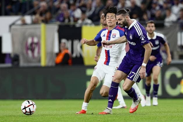 Lyon s Keito Nakamura and Anderlecht s Leo Petrot fight for the ball during a soccer game between Belgian RSC Anderlecht and French Olympique Lyonnais, Wednesday 16 September 2026 in Brussels, on the first day (out of 8) of the league phase of the UEFA Europa League tournament. BRUNOxFAHY  x186662075x
