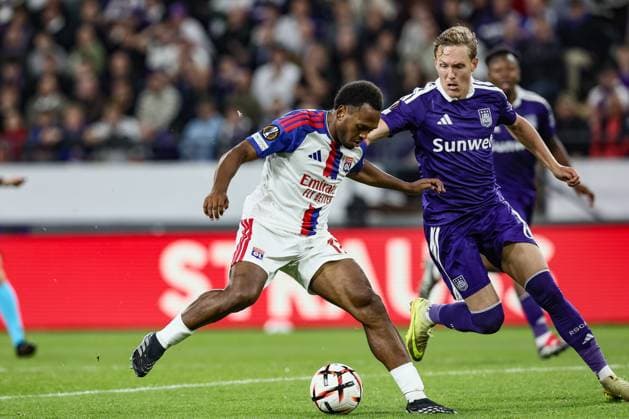 Lyon s Lois Openda and Anderlecht s Ludwig Augustinsson fight for the ball during a soccer game between Belgian RSC Anderlecht and French Olympique Lyonnais, Wednesday 16 September 2026 in Brussels, on the first day (out of 8) of the league phase of the UEFA Europa League tournament. BRUNOxFAHY  x186662263x