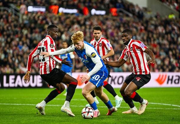 Kees Smit of AZ Alkmaar turns Nordi Mukiele and Kevin Danso of Sunderland to create a scoring chance Sunderland v AZ Alkmaar, UEFA Europa League, Football, Stadium of Light, UK - 16 Sep 2026Sunderland Stadium of Light United Kingdom  Copyright: xGreigxCowie Shutterstockx 17154373bc