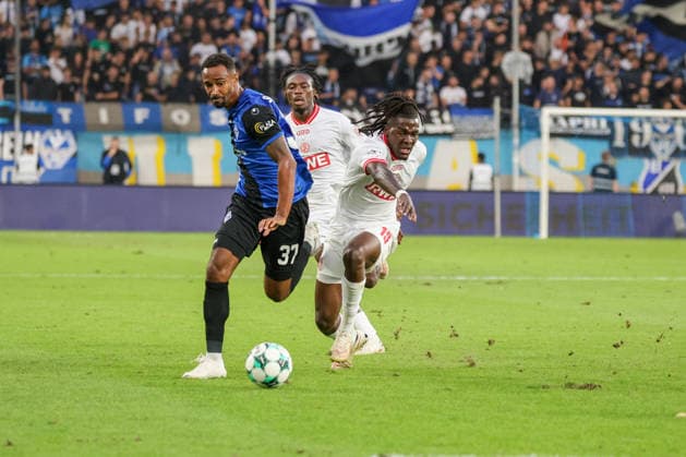 Noah Sarenren Bazee (SV Waldhof Mannheim, 37), Franci Bouebari (Rot-Weiss Essen, 19) Fussball: 3. Liga, 6. Spieltag, SV Waldhof Mannheim vs. Rot-Weiss Essen am 16.09.2026 in Mannheim (Carl-Benz-Stadion), Deutschland Mannheim Carl-Benz-Stadion Deutschland Copyright: xFranzxReindelx