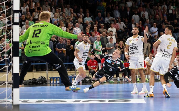 Tobias Schjoelberg Groendahl erzielt ein Tor gegen Torwart Emil Nielsen Zweikampf Spielszene Aktion Handball CL Championsleague Champions League Herren 2. Spieltag Saison 2026 2027 16.09.2026 Füchse Berlin vs. One Veszprem HC in der Max Schmeling Halle