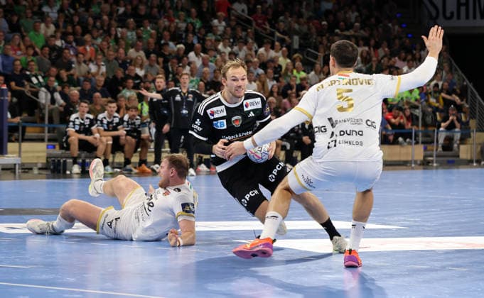 Mathias Gidsel am Ball, Ivan Martinovic Zweikampf Spielszene Aktion Handball CL Championsleague Champions League Herren 2. Spieltag Saison 2026 2027 16.09.2026 Füchse Berlin vs. One Veszprem HC in der Max Schmeling Halle