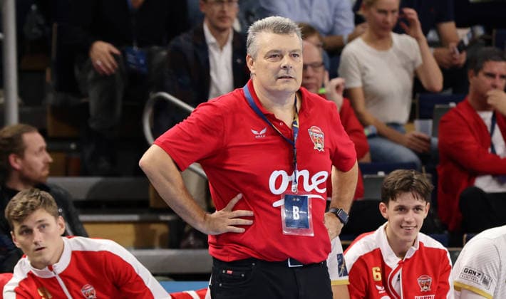 Trainer Xavier Pascual Fuertes Aktion Oberkörper Handball CL Championsleague Champions League Herren 2. Spieltag Saison 2026 2027 16.09.2026 Füchse Berlin vs. One Veszprem HC in der Max Schmeling Halle