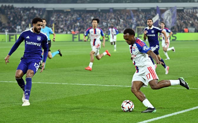 RSC Anderlecht v Olympique Lyon - UEFA Europa League BRUSSELS, BELGIUM - SEPTEMBER 16: Anderlecht s Andrew Omobamidele (12) battles for the ball with Olympique Lyon s Lois Openda (17) during the UEFA Europa League match between RSC Anderlecht and Olympique Lyon at Lotto Park Stadium in Brussels, Belgium, on September 16, 2026. Dursun Aydemir Anadolu Brussels Hoofdstedelijk Gewest Belgium. Editorial use only. Please get in touch for any other usage.  Copyright: x2026xAnadoluxDursunxAydemirx