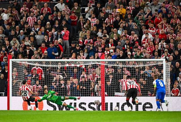 Enzo Le Fee of Sunderland scores the opening goal of the game 1-0 past Goalkeeper Jari De Busser of AZ Alkmaar Sunderland v AZ Alkmaar, UEFA Europa League, Football, Stadium of Light, UK - 16 Sep 2026Sunderland Stadium of Light United Kingdom  Copyright: xGreigxCowie Shutterstockx 17154373bg