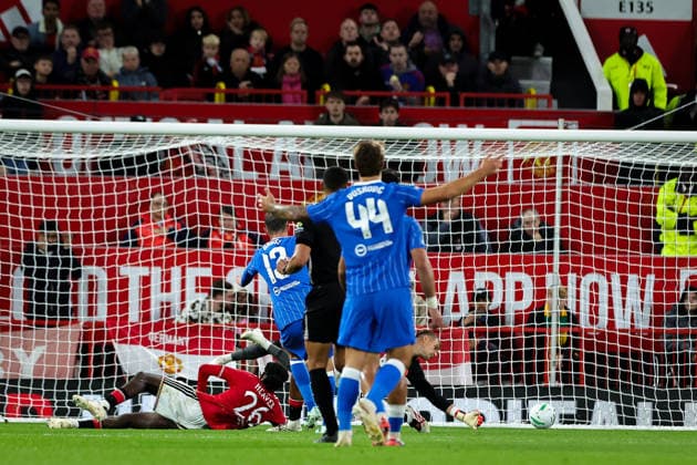 Carabao Cup round 3 Manchester United, ManU v Brighton & Hove Albion Pascal Groß of Brighton & Hove Albion scores to make it 2-2 during the Carabao Cup round 3 match Manchester United vs Brighton & Hove Albion at Old Trafford, Manchester, United Kingdom on 16 September 2026 (Photo by Mark Cosgrove News Images) Manchester Old Trafford Greater Manchester United Kingdom Copyright: xMarkxCosgrove NewsxImagesx