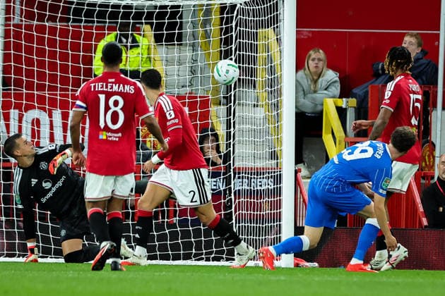 Carabao Cup round 3 Manchester United, ManU v Brighton & Hove Albion Maxim De Cuyper of Brighton & Hove Albion scores to make it 2-3 during the Carabao Cup round 3 match Manchester United vs Brighton & Hove Albion at Old Trafford, Manchester, United Kingdom on 16 September 2026 (Photo by Mark Cosgrove News Images) Manchester Old Trafford Greater Manchester United Kingdom Copyright: xMarkxCosgrove NewsxImagesx