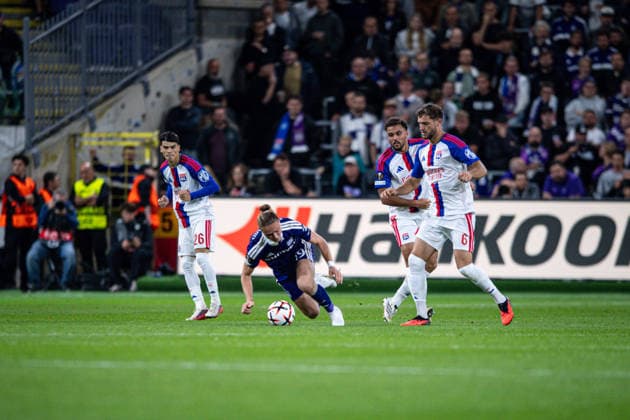 16.09.2026: UEFA Europa League, RSC Anderlecht - Olympique Lyon im Lotto Park. Thelo Aasgaard (Anderlecht) fällt hin WICHTIGER HINWEIS: Gemäß den Vorgaben der DFL und der UEFA ist es untersagt, in dem Stadion und oder vom Spiel angefertigte Fotoaufnahmen in Form von Sequenzbildern und oder videoähnlichen Fotostrecken zu verwerten bzw. verwerten zu lassen. Copyright: xJordyxFourgonx