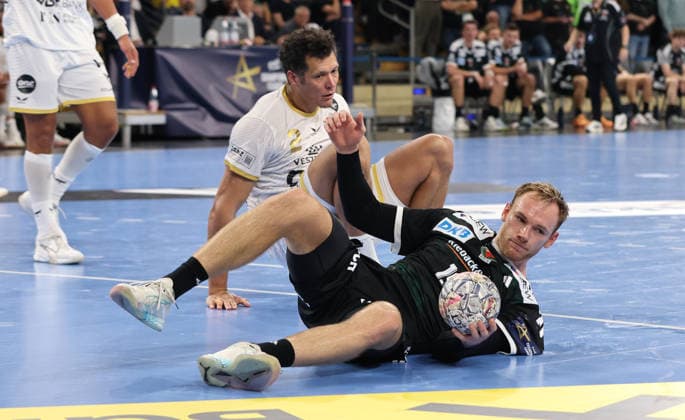 Thiagus Goncalves dos Santos, Mathias Gidsel nach Zweikampf am Boden Spielszene Aktion Handball CL Championsleague Champions League Herren 2. Spieltag Saison 2026 2027 16.09.2026 Füchse Berlin vs. One Veszprem HC in der Max Schmeling Halle