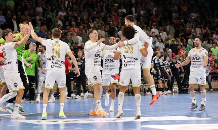 Veszprem Mannschaft jubelt nach Spielende Freude Emotion Handball CL Championsleague Champions League Herren 2. Spieltag Saison 2026 2027 16.09.2026 Füchse Berlin vs. One Veszprem HC in der Max Schmeling Halle
