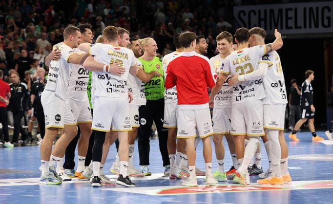 Veszprem Mannschaft jubelt nach Spielende Freude Emotion Handball CL Championsleague Champions League Herren 2. Spieltag Saison 2026 2027 16.09.2026 Füchse Berlin vs. One Veszprem HC in der Max Schmeling Halle