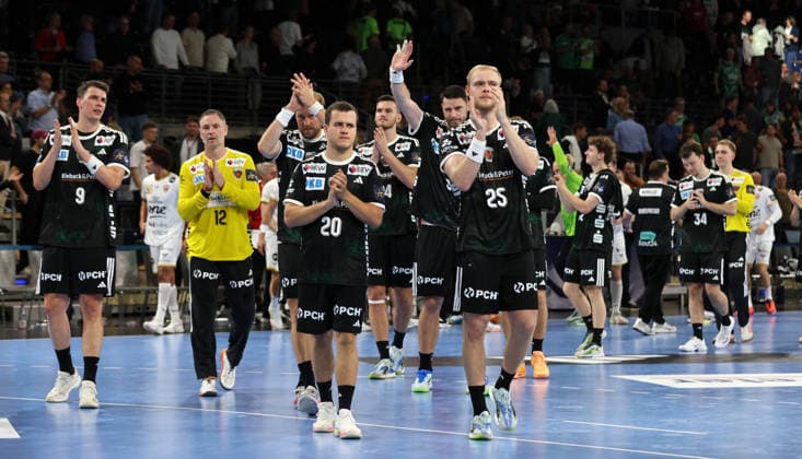 Füchse Mannschaft klatscht zu den Fans nach Spielende Handball CL Championsleague Champions League Herren 2. Spieltag Saison 2026 2027 16.09.2026 Füchse Berlin vs. One Veszprem HC in der Max Schmeling Halle