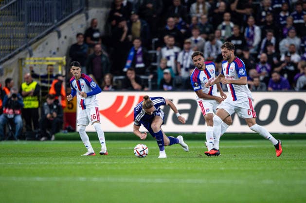 16.09.2026: UEFA Europa League, RSC Anderlecht - Olympique Lyon im Lotto Park. Thelo Aasgaard (Anderlecht) fällt hin nach Foul WICHTIGER HINWEIS: Gemäß den Vorgaben der DFL und der UEFA ist es untersagt, in dem Stadion und oder vom Spiel angefertigte Fotoaufnahmen in Form von Sequenzbildern und oder videoähnlichen Fotostrecken zu verwerten bzw. verwerten zu lassen. Copyright: xJordyxFourgonx