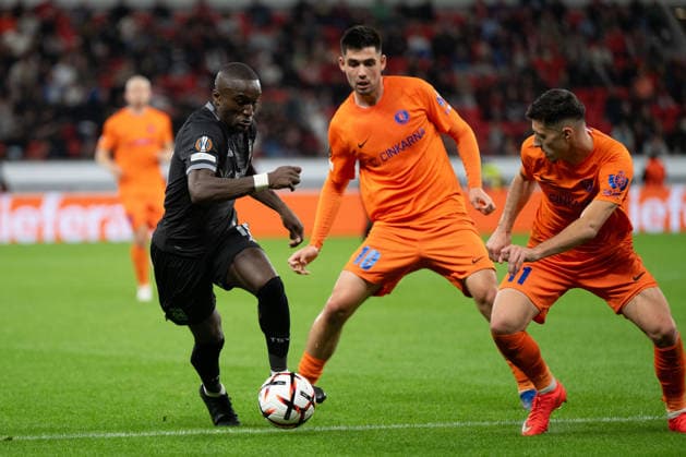 Moussa Diaby 19 (Bayer 04 Leverkusen) im Zweikampf, Aktion, mit Papa Daniel 10 (NK Celje), Bayer 04 Leverkusen vs. NK Celje, Fussball, UEFA Europa League, Gruppenphase, 2026 2027, 16.09.2026 Leverkusen Nordrhein-Westfalen Deutschland