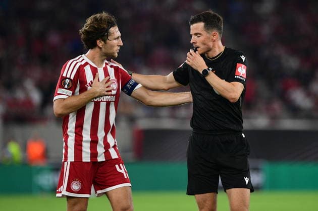 UEFA Europa League - Olympiacos FC vs Jagiellonia BiaÅ‚ystok - Panagiotis Retsos of Olympiacos FC react with referee Harm Osmers during the UEFA Europa League Phase matchday 1 soccer match between Olympiacos FC and Jagiellonia BiaÅ‚ystok at the Georgios Karaiskakis Stadium in Piraeus, Greece, 16 September 2026. IMAGO ONE INCH PRODUCTIONS PIRAEUS GREECE Copyright: xONExINCHxPRODUCTIONSx 7089135
