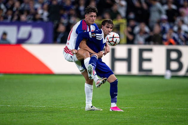 16.09.2026: UEFA Europa League, RSC Anderlecht - Olympique Lyon im Lotto Park. Mihajlo CvetkoviÄ‡ (Anderlecht) im Duell mit Felix Bacher WICHTIGER HINWEIS: Gemäß den Vorgaben der DFL und der UEFA ist es untersagt, in dem Stadion und oder vom Spiel angefertigte Fotoaufnahmen in Form von Sequenzbildern und oder videoähnlichen Fotostrecken zu verwerten bzw. verwerten zu lassen. Copyright: xJordyxFourgonx