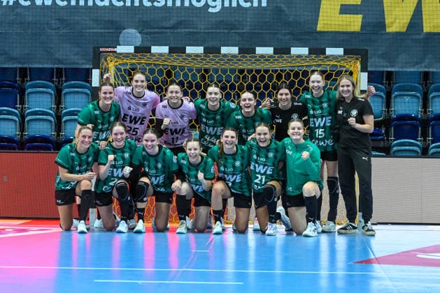 Siegerfoto des VfL Oldenburg nach dem Sieg ueber Neckarsulm GER, VfL Oldenburg vs. SU Neckarsulm, ALSCO Handball Bundesliga Frauen, 4. Spieltag, Saison 2026 2027, 16.09.2026, VfL Oldenburg vs. SU Neckarsulm, ALSCO Handball Bundesliga Frauen, 4. Spieltag, Saison 2026 2027, 16.09.2026 Oldenburg Copyright: xEibner-Pressefoto RobertxGertzenx EP_RGN