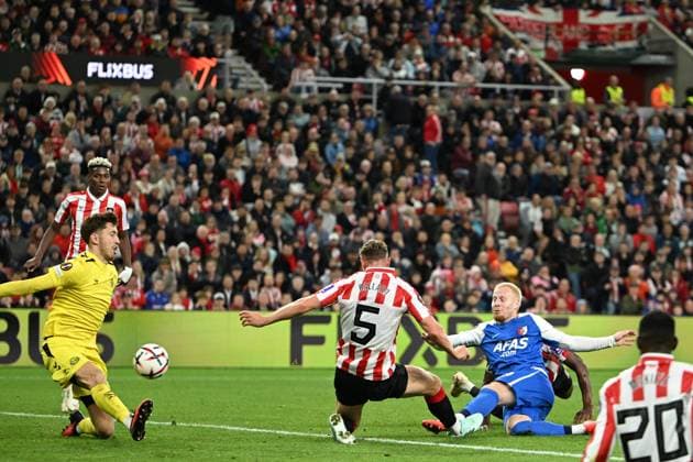 Goalkeeper Robin Roefs of Sunderland saves late in the game from Mexx Meerdink of AZ Alkmaar Sunderland v AZ Alkmaar, UEFA Europa League, Football, Stadium of Light, UK - 16 Sep 2026Sunderland Stadium of Light United Kingdom  Copyright: xGreigxCowie Shutterstockx 17154373bk
