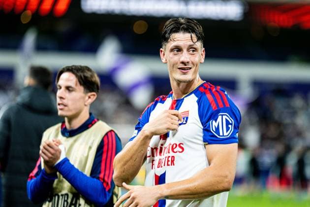 16.09.2026: UEFA Europa League, RSC Anderlecht - Olympique Lyon im Lotto Park. Felix Bacher (Olympique Lyon) zeigt auf Vereinslogo WICHTIGER HINWEIS: Gemäß den Vorgaben der DFL und der UEFA ist es untersagt, in dem Stadion und oder vom Spiel angefertigte Fotoaufnahmen in Form von Sequenzbildern und oder videoähnlichen Fotostrecken zu verwerten bzw. verwerten zu lassen. Copyright: xJordyxFourgonx