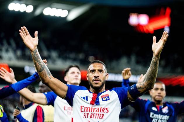 16.09.2026: UEFA Europa League, RSC Anderlecht - Olympique Lyon im Lotto Park. Corentin Tolisso (Olympique Lyon) hebt die Hände und feiert WICHTIGER HINWEIS: Gemäß den Vorgaben der DFL und der UEFA ist es untersagt, in dem Stadion und oder vom Spiel angefertigte Fotoaufnahmen in Form von Sequenzbildern und oder videoähnlichen Fotostrecken zu verwerten bzw. verwerten zu lassen. Copyright: xJordyxFourgonx