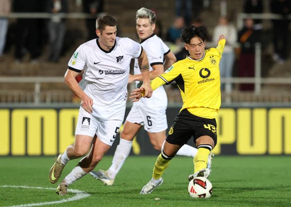Mittwoch 16.09.2026, Saison 2026 27, Regionalliga West, 4. Spieltag im Stadion Rote Erde Dortmund, BVB Borussia Dortmund II - SV Westfalia Rhynern, Philipp Ratz (WR) gegen Takata Yamamoto (BVB II), v.l.