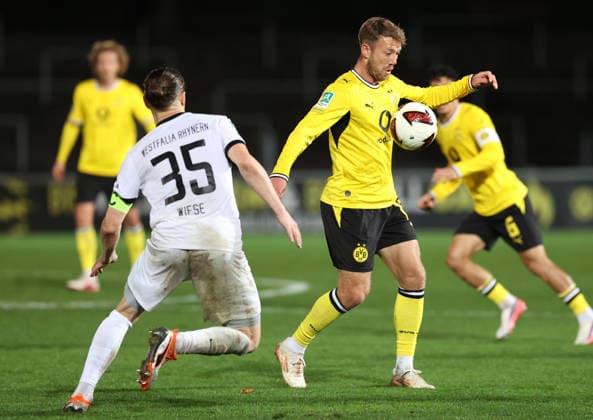 Mittwoch 16.09.2026, Saison 2026 27, Regionalliga West, 4. Spieltag im Stadion Rote Erde Dortmund, BVB Borussia Dortmund II - SV Westfalia Rhynern, Michael Wiese (WR) gegen Connor Krempicki (BVB II), v.l.