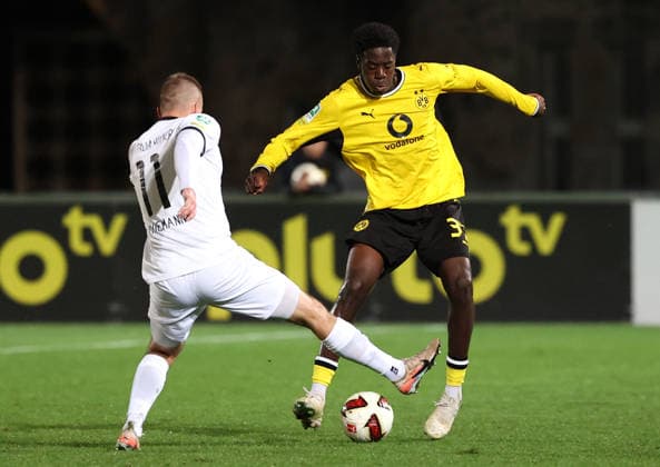Mittwoch 16.09.2026, Saison 2026 27, Regionalliga West, 4. Spieltag im Stadion Rote Erde Dortmund, BVB Borussia Dortmund II - SV Westfalia Rhynern, Johannes Thiemann (WR) gegen Nanitonda Mayivanga Quiala (BVB II), v.l.