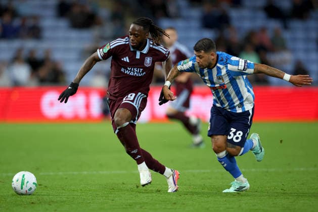 Coventry City v Aston Villa - Carabao Cup Third Round Aaron Wan-Bissaka of Aston Villa and Gustavo Hamer of Coventry City challenge during the Carabao Cup Third Round match between Coventry City and Aston Villa at The Coventry Building Society Arena on September 16, 2026 in Coventry, England. WARNING! This Photograph May Only Be Used For Newspaper And Or Magazine Editorial Purposes. May Not Be Used For Publications Involving 1 player, 1 Club Or 1 Competition Without Written Authorisation From Football DataCo Ltd. For Any Queries, Please Contact Football DataCo Ltd on +44 (0) 207 864 9121 Coventry The Coventry Building Society Arena England United Kingdom Copyright: xAllstarxPicturexLibraryxLtdx