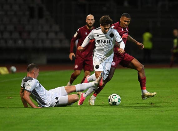 16.09.2026, xophax, Fussball 3.Liga, Fortuna Koeln - SV Wehen Wiesbaden v.l.Niklas May , Raul Caldaroska Paula ( beide Wehen ) , Florian Heister ( Fortuna Köln ) Koeln