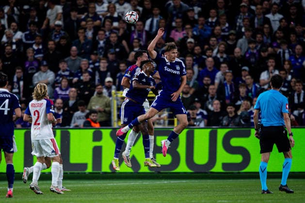 16.09.2026: UEFA Europa League, RSC Anderlecht - Olympique Lyon im Lotto Park. Danylo Sikan (Anderlecht) und Tawfik Bentayeb (Anderlecht) gehen in die Luft WICHTIGER HINWEIS: Gemäß den Vorgaben der DFL und der UEFA ist es untersagt, in dem Stadion und oder vom Spiel angefertigte Fotoaufnahmen in Form von Sequenzbildern und oder videoähnlichen Fotostrecken zu verwerten bzw. verwerten zu lassen. Copyright: xJordyxFourgonx