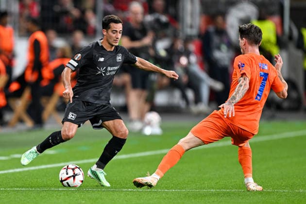 v. li. im Zweikampf Lucas Vazquez (Leverkusen 17) Benjamin Verbic (Celje 7) 16.09.2026 ¢ Fussball ¢ Europa League ¢ Bayer 04 Leverkusen vs NK Celje, BayArena, Leverkusen, NRW Germany