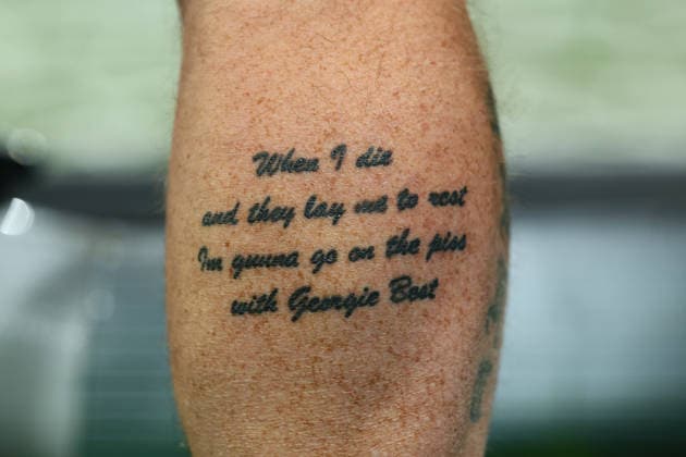 Sport Bilder des Tages #2 MANCHESTER, ENGLAND - SEPTEMBER 16: A tattoo on the leg of a groundsman before the Carabao Cup Third Round match between Manchester United, ManU and Brighton & Hove Albion at Old Trafford on September 16, 2026 in Manchester, England.  Copyright: xMBxMediax