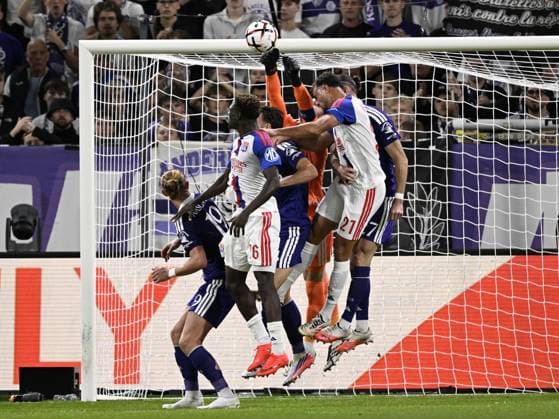 Sport Bilder des Tages #2 BRUSSELS - Colin Coosemans of RSC Anderlecht makes a save during the Europa League match between RSC Anderlecht and Olympique Lyonnais at the RSC Anderlecht stadium on September 16, 2026, in Brussels, Belgium. ANP UEFA Europa League 2026 27 xVIxANPxSportx xGerritxvanxKeulenxIVx 568875380 originalFilename: 568875380.jpg