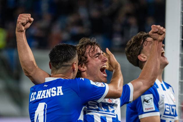 Rostock, Deutschland 16. September 2026: 3. Liga - 2026 2027 - Sp. 6 - FC Hansa Rostock gegen VfB Stuttgart II Im Bild: 2.v.li. Benno Dietze (Hansa Rostock) jubelt nach seinem Tor zum 3:2 mit seinen Mannschaftskollegen, DFB DFL regulations prohibit any use of photographs as image sequences and or quasi-video Copyright: xFotostandx xVoelkerx
