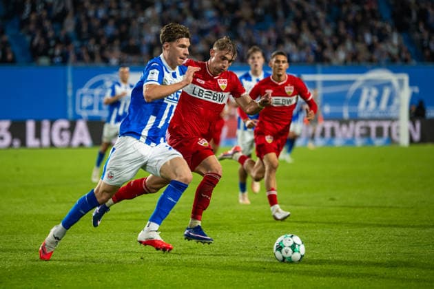 Rostock, Deutschland 16. September 2026: 3. Liga - 2026 2027 - Sp. 6 - FC Hansa Rostock gegen VfB Stuttgart II Im Bild: v. li. im Zweikampf Peter Kiedl (Hansa Rostock) und Veit Stange (VfB Stuttgart II) DFB DFL regulations prohibit any use of photographs as image sequences and or quasi-video Copyright: xFotostandx xVoelkerx