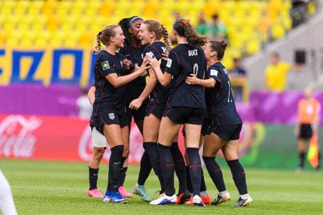 Brazil v United States - FIFA U-20 Women s World Cup Katowice, Poland - September 16: Ainsley McCammon of United States (C) celebrates her goal with teammates during the FIFA U-20 Women s World Cup Round of 16 match between Brazil and United States at Arena Katowice on September 16, 2026 in Katowice, Poland Copyright: xLatinxSportxImagesx