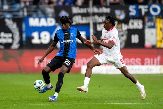 v.li.: Favour Jidechi Okeke (Jid Okeke, SV Waldhof, 25), Dickson Abiama (Essen, 18), Zweikampf, Spielszene, Duell, duel, tackle, tackling, Dynamik, Action, Aktion, 16.09.2026, Mannheim (Deutschland), Fussball, 3. Liga, SV Waldhof Mannheim - Rot-Weiss Essen, DFB DFL REGULATIONS PROHIBIT ANY USE OF PHOTOGRAPHS AS IMAGE SEQUENCES AND OR QUASI-VIDEO.