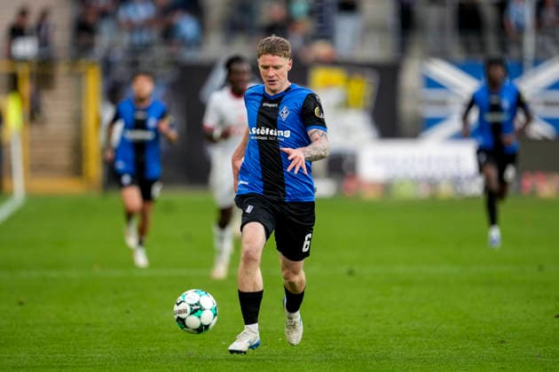 Joey Müller (SV Waldhof, 6), am Ball, Freisteller, Ganzkörper, Einzelbild, Einzelfoto, Aktion, Action, 16.09.2026, Mannheim (Deutschland), Fussball, 3. Liga, SV Waldhof Mannheim - Rot-Weiss Essen, DFB DFL REGULATIONS PROHIBIT ANY USE OF PHOTOGRAPHS AS IMAGE SEQUENCES AND OR QUASI-VIDEO.