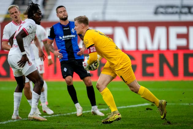 Jakob Karl Gerhard Golz (Torwart, Essen, 1), am Ball, Aktion, Action, Spielszene, 16.09.2026, Mannheim (Deutschland), Fussball, 3. Liga, SV Waldhof Mannheim - Rot-Weiss Essen, DFB DFL REGULATIONS PROHIBIT ANY USE OF PHOTOGRAPHS AS IMAGE SEQUENCES AND OR QUASI-VIDEO.