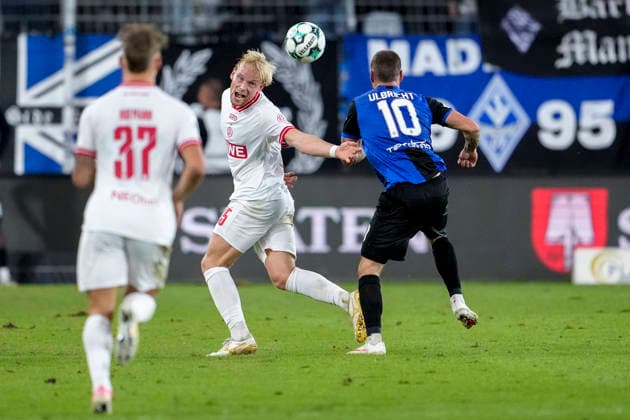 v.li.: Jannik Hofmann (Essen, 37), Ben Hüning (Essen, 15), Julian Ulbricht (SV Waldhof, 10), Zweikampf, Spielszene, Duell, duel, tackle, tackling, Dynamik, Action, Aktion, 16.09.2026, Mannheim (Deutschland), Fussball, 3. Liga, SV Waldhof Mannheim - Rot-Weiss Essen, DFB DFL REGULATIONS PROHIBIT ANY USE OF PHOTOGRAPHS AS IMAGE SEQUENCES AND OR QUASI-VIDEO.
