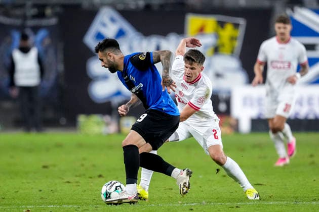v.li.: Goncalo de Almeida Gregorio (SV Waldhof, 9), Michael Kostka (Essen, 2), Zweikampf, Spielszene, Duell, duel, tackle, tackling, Dynamik, Action, Aktion, 16.09.2026, Mannheim (Deutschland), Fussball, 3. Liga, SV Waldhof Mannheim - Rot-Weiss Essen, DFB DFL REGULATIONS PROHIBIT ANY USE OF PHOTOGRAPHS AS IMAGE SEQUENCES AND OR QUASI-VIDEO.