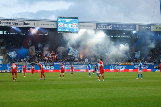 Hansa Fans auf der Südtribüne mit Rauch und Pyrotechnik; GER, FC Hansa Rostock vs. VfB Stuttgart II, Fußball, Männer, 3.Liga, 06.Spieltag, Spielzeit 2026 2027, 16.09.2026 Rostock Ostseestadion Mecklenburg - Vorpommern Deutschland