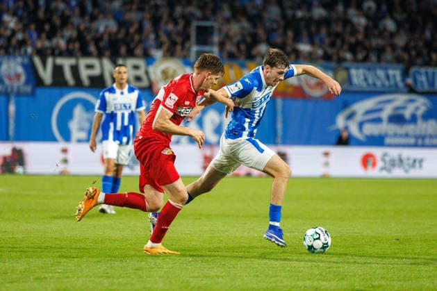 links Jordan Majchrzak (VfB) gegen Bernie Lennemann (Rostock) ; GER, FC Hansa Rostock vs. VfB Stuttgart II, Fußball, Männer, 3.Liga, 06.Spieltag, Spielzeit 2026 2027, 16.09.2026 Rostock Ostseestadion Mecklenburg - Vorpommern Deutschland
