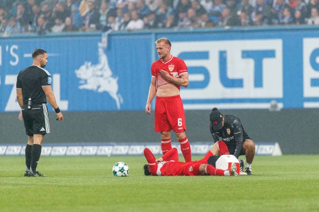 Ertugrul Yigit (VfB) liegt verletzt auf dem Rasen und wird behandelt - Nr.6 Alexander Groiß (VfB) ; GER, FC Hansa Rostock vs. VfB Stuttgart II, Fußball, Männer, 3.Liga, 06.Spieltag, Spielzeit 2026 2027, 16.09.2026 Rostock Ostseestadion Mecklenburg - Vorpommern Deutschland
