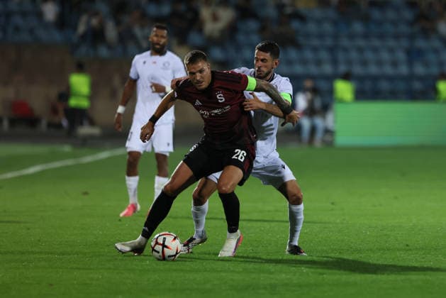 Ararat-Armenia v Sparta Praha - UEFA Europa League Karen Muradyan of Ararat-Armenia and Patrik Vydra of Sparta Praha during the UEFA Europa League match at Vazgen Sargsyan Republican Stadium in Yerevan, Armenia, on September 16, 2026. Yerevan Armenia  Copyright: xGurgenxHakobyanx originalFilename:hakobyan-uefaeuro260916_nph2S.jpg