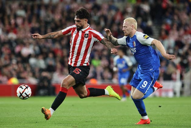 Sunderland AFC v AZ Alkmaar - UEFA Europa League 2026 27 League Phase MD1 Omar Alderete of Sunderland is pressed by Mexx Meerdink of AZ Alkmaar during the UEFA Europa League League Stage match between Sunderland and AZ Alkmaar at the Stadium of Light in Sunderland, on September 16, 2026. Sunderland Tyne and Wear United Kingdom  Copyright: xMIxNewsx originalFilename:fletcher-sunderla260916_npsgL.jpg