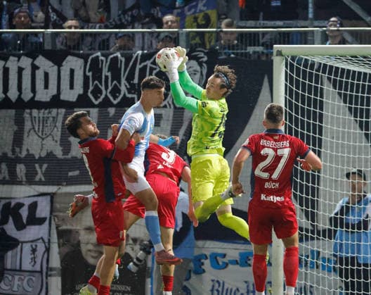 CFC vs SV Babelsberg 03 16.09..2026 Chemnitz, eins Stadion- An der Gellertstrasse, Fussball, Regionalliga Nordost 2026 2027, 9. Spieltag, CFC, CFC vs SV Babelsberg 03 Torwart Niclas Müller hat den Ball sicher Chemnitz Sachsen BRD