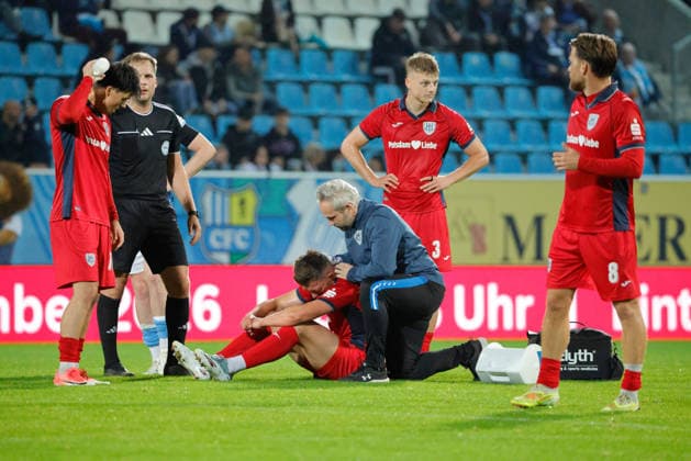 CFC vs SV Babelsberg 03 16.09..2026 Chemnitz, eins Stadion- An der Gellertstrasse, Fussball, Regionalliga Nordost 2026 2027, 9. Spieltag, CFC, CFC vs SV Babelsberg 03 Mingi Kang verletzt Chemnitz Sachsen BRD