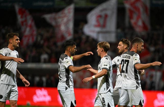 16.09.2026, xophax, Fussball 3.Liga, Fortuna Koeln - SV Wehen Wiesbaden v.l. Mannschaft von Wehen Wiesbaden nach dem Sieg. Koeln